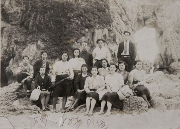 野上タキノさんが友人たちと海に遊びに行った時の写真。座っている女性のうち右から４人目が野上さん＝１９４３年（野上さん提供）