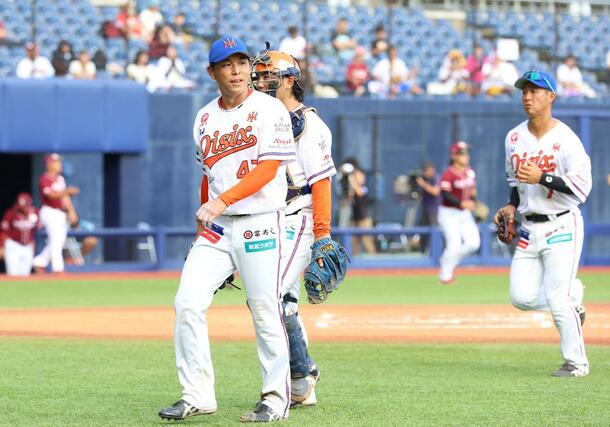 ６回１失点と好投しマウンドを降りる笠原祥太郎＝エコスタ