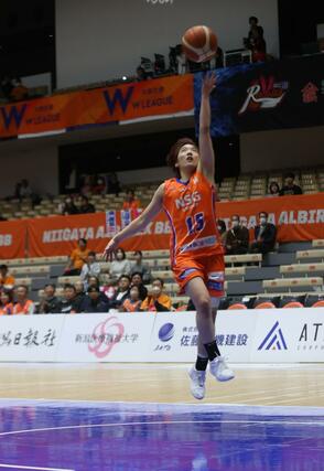 新潟－山梨ＱＢ　第３クオーター、野坂葵がシュートを決め３３－４８＝アオーレ長岡