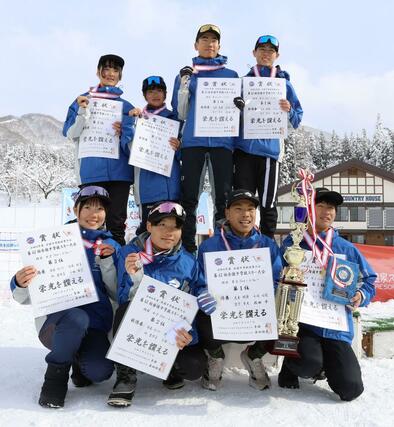 リレー　女子準優勝、男子優勝と好成績を収めた新潟の選手たち＝２月７日、長野県