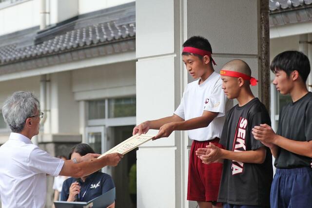 男子100メートルを制し、表彰状を受け取る德永大和(上山)=新発田市