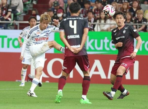前半、MF長谷川元希がゴールを狙う=ノエスタ