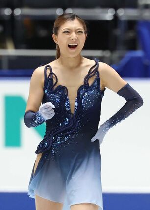 演技を終え、ガッツポーズする坂本花織＝国立代々木競技場