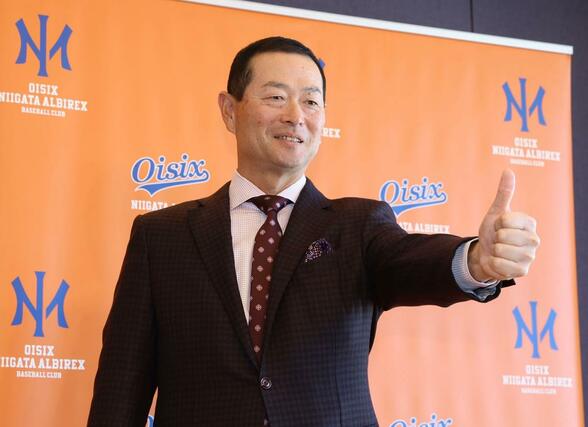 就任会見のフォトセッションでポーズをとるオイシックス新潟アルビレックスＢＣの桑田真澄ＣＢＯ＝１８日、東京ドームホテル