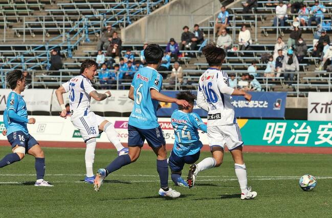 前半３３分、新潟のマテウス・モラエスが左足を振り抜き１－０と先制＝２２日、香川県丸亀市の四国化成ＭＥＧＬＩＯスタジアム