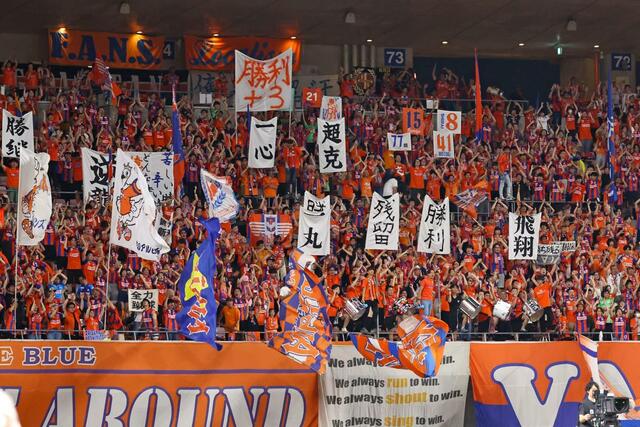 新潟-鹿島 試合前、選手たちに声援を送る新潟のサポーター=ビッグスワン