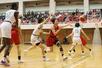 女子準決勝 新潟産大付-開志国際 第3クオーター、パスを出す開志国際の主将相馬珠里=11月3日、長岡市市民体育館