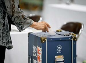 参院選の投票をする有権者=20日午前、大阪市浪速区
