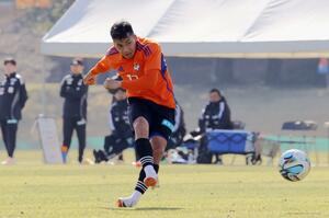 練習試合でゴールを決めるMFシマブクカズヨシ=宮崎県都城市