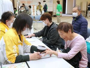 体の状態をチェックする参加者＝１６日、小千谷市城内１