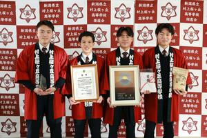 「お米甲子園」で金賞を受賞した村上桜ケ丘高の生徒たち＝村上市飯野桜ケ丘