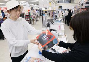 ニンテンドースイッチ2の受け渡し始まる=6月5日午前、新潟市秋葉区