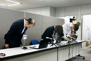 　生活保護費の入金遅れを受け、記者会見で謝罪する茨城県会計事務局の幹部ら＝３日午後、茨城県庁