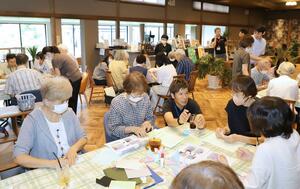 地域住民が新潟医療福祉大の学生らと交流した認知症カフェ=新潟市北区葛塚