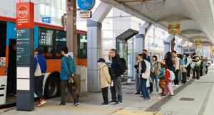 バス乗り場にできた長い行列。「無料だから乗ってみた」という人の姿が目立った=11月10日、新潟市中央区古町通7