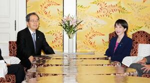 会談に臨む自民党の高市総裁(右)と公明党の斉藤代表=10日午後、国会