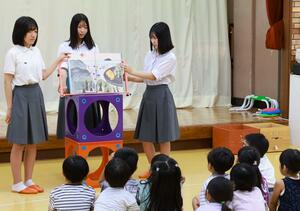 完成した絵本の読み聞かせをする村上中等教育学校の生徒たち=村上市庄内町