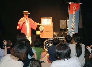 大阪市阿倍野区で開かれた公演で紙芝居を披露する岩橋範季さん=8日
