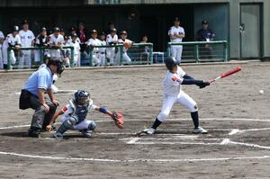 応援を背に全力でプレーする上越謙桜のナイン=13日、見附市本町