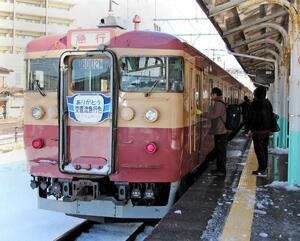 車両塗り替え前の旧国鉄製の観光急行を一目見ようと、多くの鉄道ファンが訪れた＝上越市の直江津駅