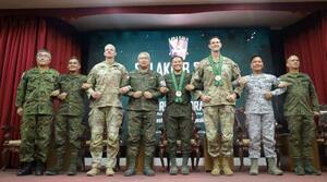 6日、フィリピン・フォートマグサイサイ基地での開幕式に出席した、陸自第2普通科連隊の島田昌樹連隊長(左端)や米国やフィリピンの司令官ら(共同)