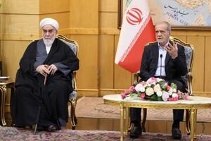 27日、ニューヨークの国連総会からイランに帰国後、記者会見するペゼシュキアン大統領(右)=テヘラン(イラン大統領府提供、ゲッティ=共同)