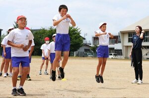 陸上選手から競技のこつを教わる栖吉小の児童たち=8日、長岡市悠久町3