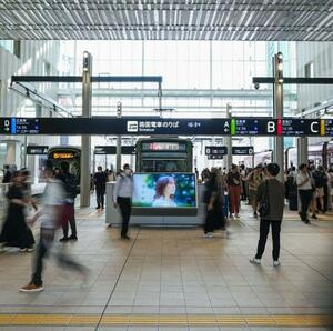 路面電車が駅ビル2階に乗り入れたJR広島駅=11日