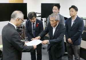 県に申し入れ書を手渡すUPZ議員研究会のメンバーら=10日、県庁
