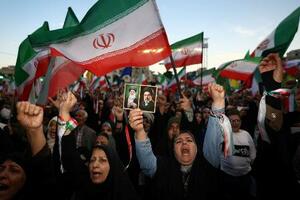 　イランの首都テヘランで集会に参加した人たち＝４月２９日（ＷＡＮＡ提供、ロイター＝共同）