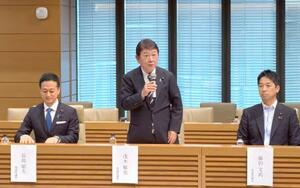 　自民、日本維新の会、国民民主３党の「和平調停議員連盟」設立総会であいさつする茂木外相（中央）＝１９日午後、国会
