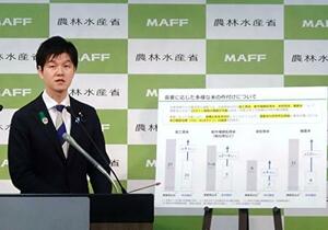 　閣議後の記者会見で、主食用米からの転換を促す鈴木農相＝４月、東京都千代田区
