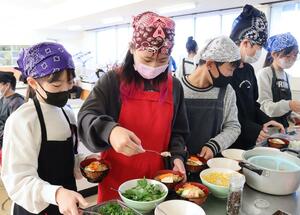 オリジナルの発酵鍋づくりに挑戦した大瀁小の児童＝上越市頸城区