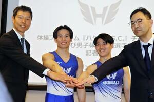 プロチーム「ハヤブサSC」の記者会見でポーズをとる(左から)日本体操協会の水鳥寿思氏、萱和磨、谷川翔ら=9日、東京都内