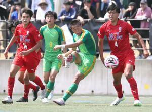 帝京長岡高-神村学園高 前半、果敢にゴールを狙うFW安野匠=長岡市