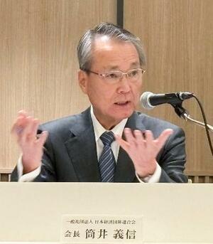 　福井市で記者会見する経団連の筒井義信会長＝１９日午後