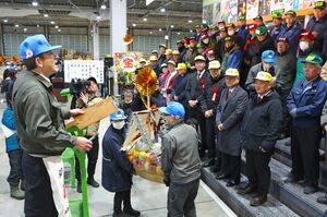 新潟中央卸売市場の初競り=2025年1月
