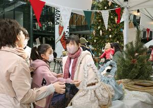 親子連れや若者らが買い物を楽しんだクリスマスマーケット＝２１日、長岡市大手通１
