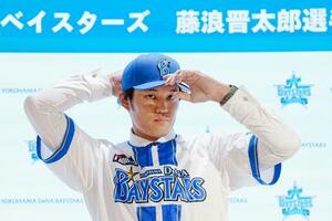 DeNAに入団し、帽子をかぶる藤浪晋太郎投手=18日、横浜市の球団事務所