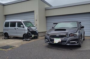 男2人が互いにあおり運転をして事故を起こしたとされる車両=5日、西蒲署