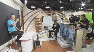 　卓球の試合をスタジオで手話実況するデフアスリートの早瀬憲太郎さん（左端）ら＝１０月、岡山市北区（岡山放送提供）