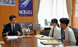 松本文科相(左)と面会する福井県立若狭高の生徒たち=19日午後、文科省
