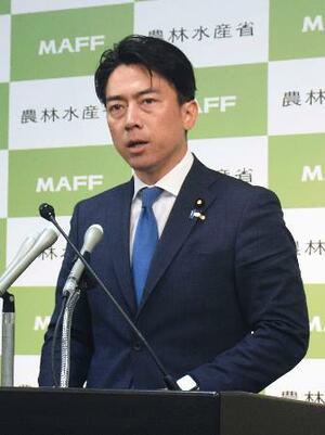 記者会見する小泉農相=8日午前、農水省