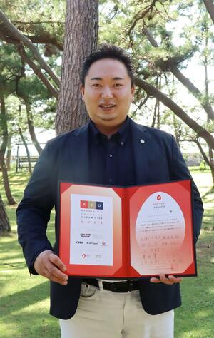 「喜びに浸らず料理の研究に励みたい」と話す須藤良隆さん＝佐渡市窪田