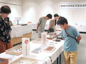 子どもたちの力作が並んだ作品展=柏崎市立博物館