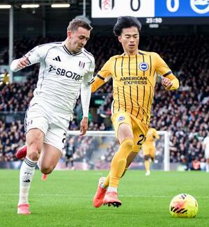 　フラム戦で攻め込むブライトンの三笘（右）＝ロンドン（共同）
