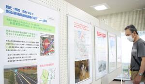 新潟山形南部連絡道路の整備効果をPRするパネル展=胎内市役所