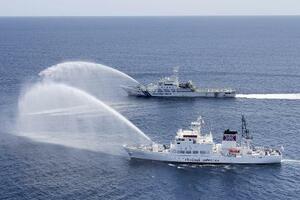 　違法操業する外国漁船を想定して放水訓練をする海上保安庁（奥）と水産庁の船＝２０２３年、第９管区海上保安本部提供