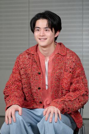 　「高橋一生さんの一人二役を近くで見られるのは楽しみ」と話す鈴鹿央士