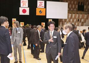 長岡市の新年賀詞交換会であいさつを交わす参加者たち＝５日、アオーレ長岡